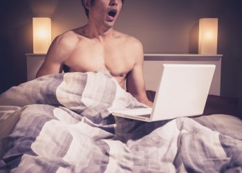 Bilgisayarda porno izleyerek mastürbasyon yapan erkek