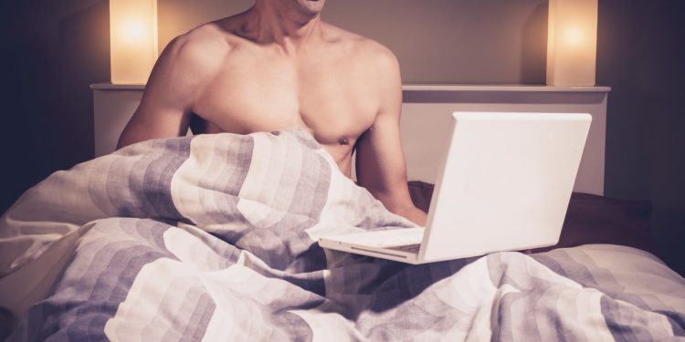 Bilgisayarda porno izleyerek mastürbasyon yapan erkek