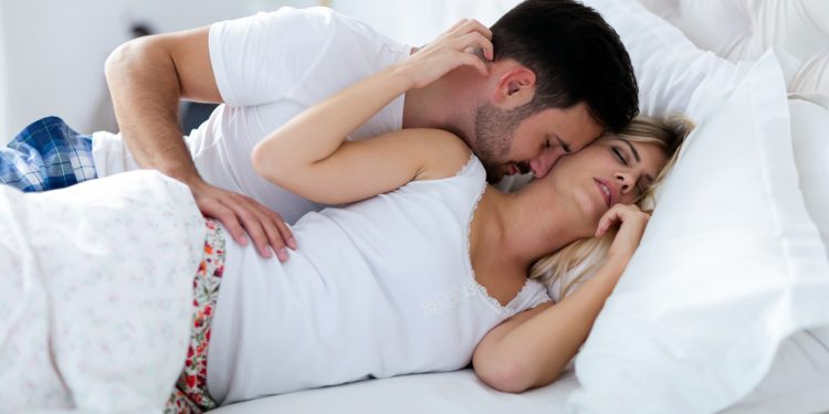 Düzenli Seks Yapan Çift Yatakta Sevişiyor