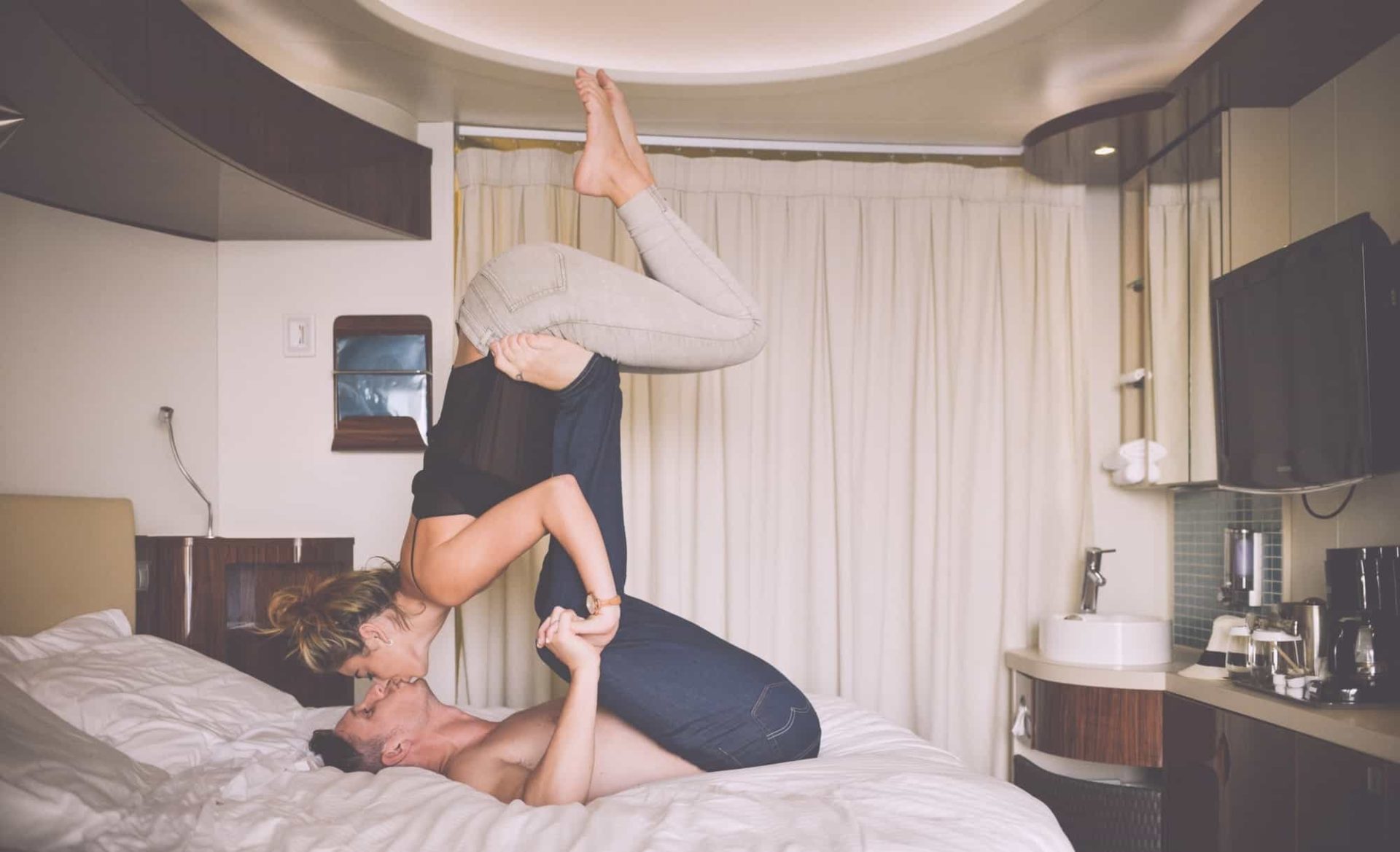 Yatakta Acro Yoga Yaparak Sevişen Çift