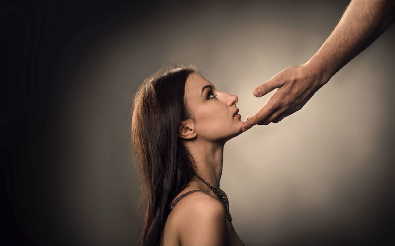 Aşırı Cinsel İsteğe Sahip İtaatkar Kadın Partnerinin Önünde Diz Çöküyor