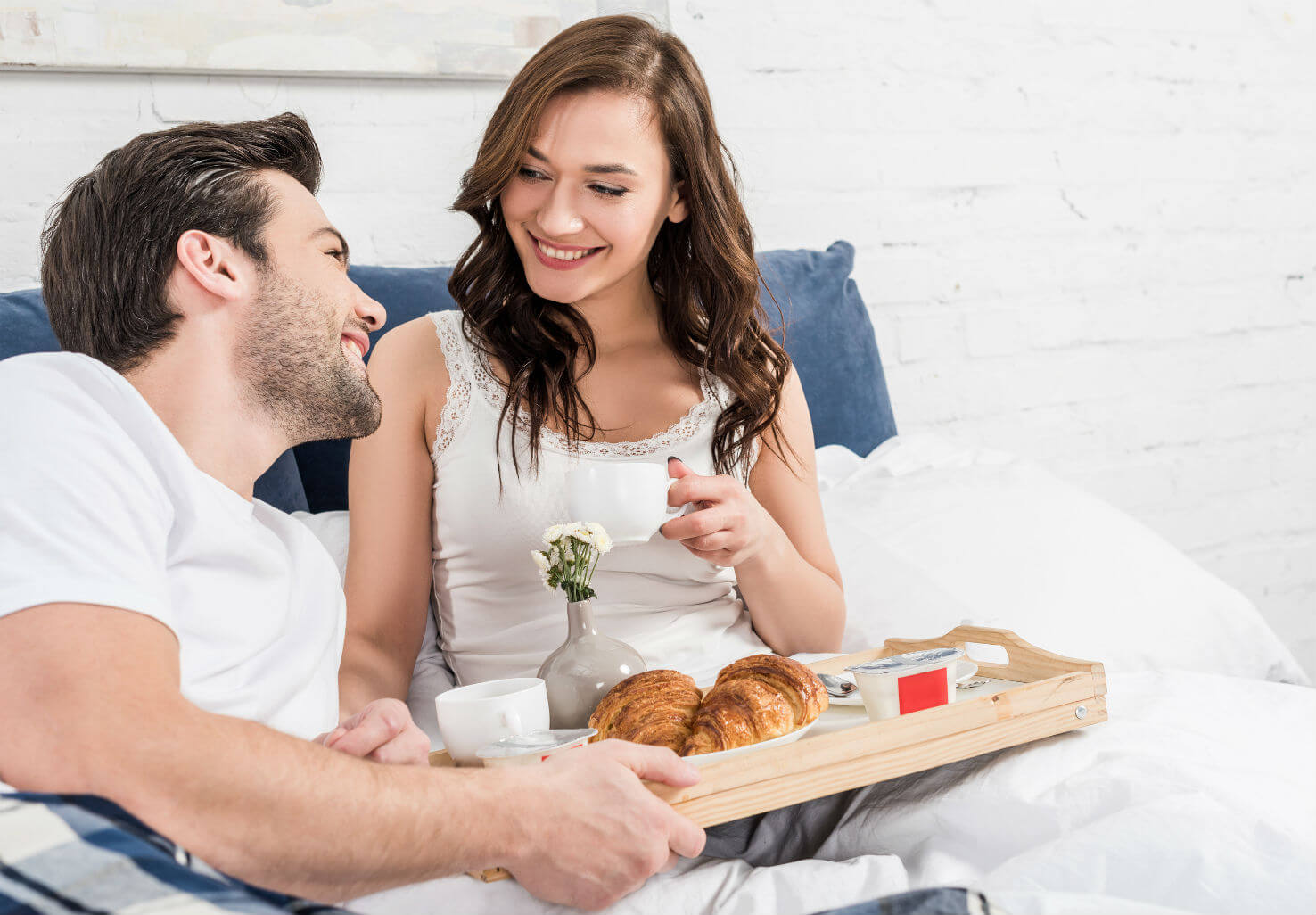Sevgilisine/Eşine Yatakta Kahvaltı Getiren Erkek