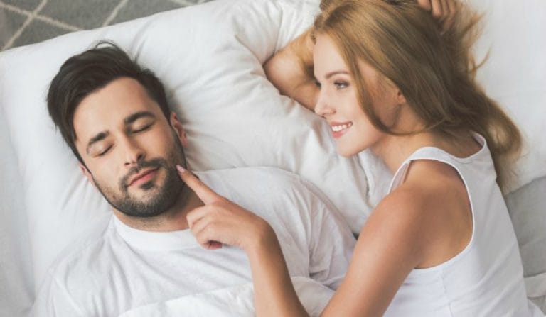 Partnerini Etkilemeye Çalışan Kadın, Partnerine Dokunuyor