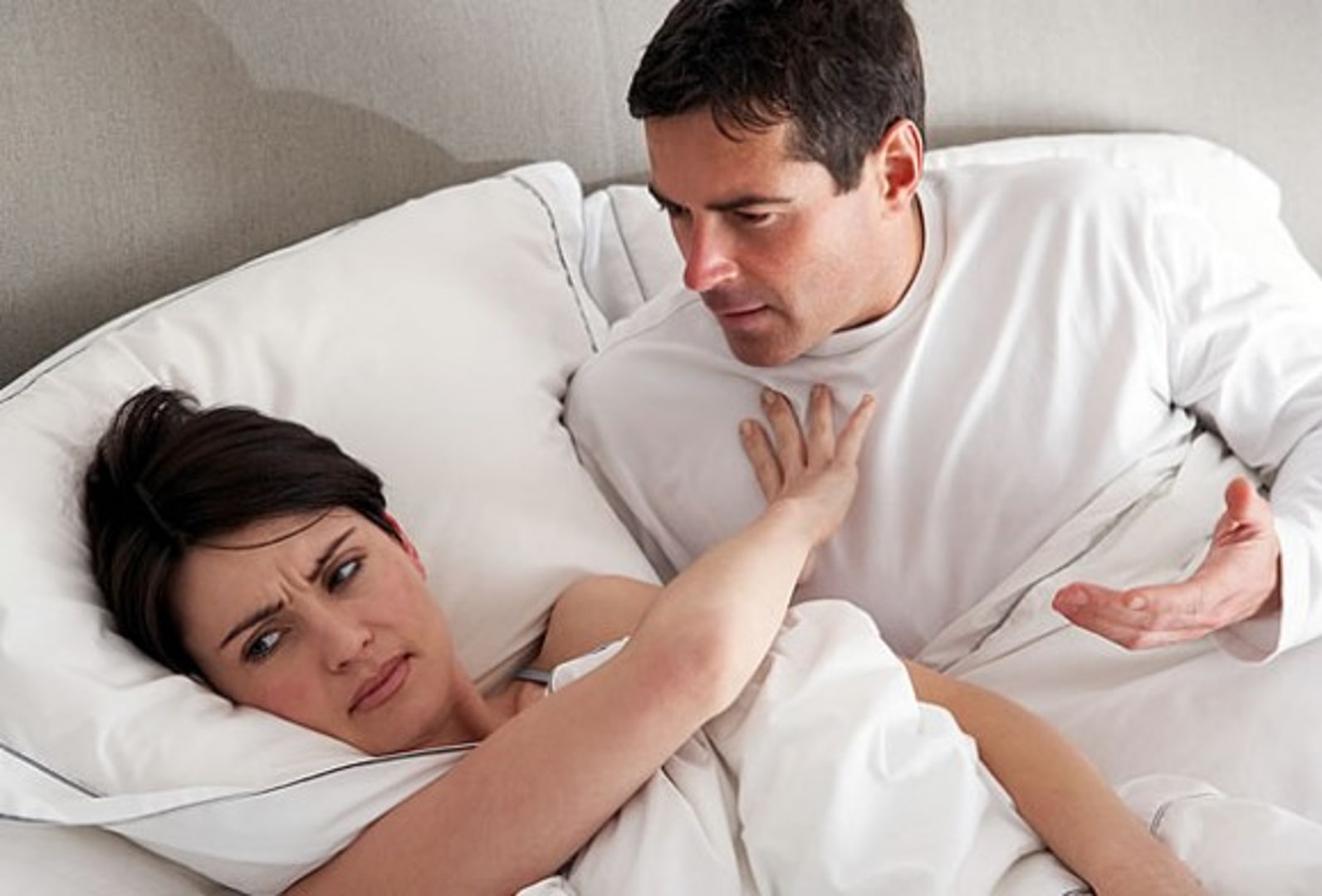 Seks İsteyen Erkek ve İsteksiz Kadın Yatakta