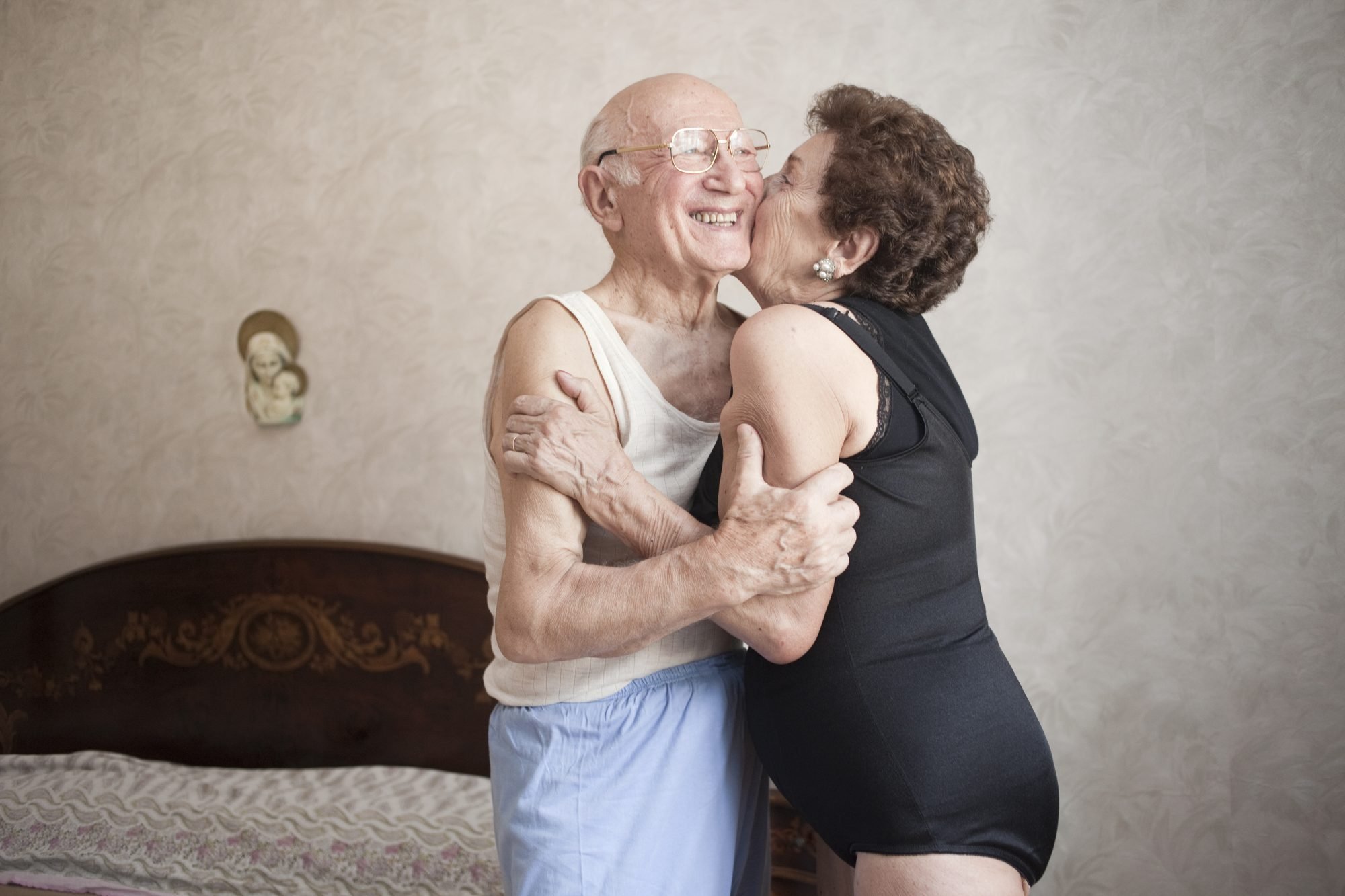 Yaşlı Çift Sevişmeden Önce Öpüşüyor