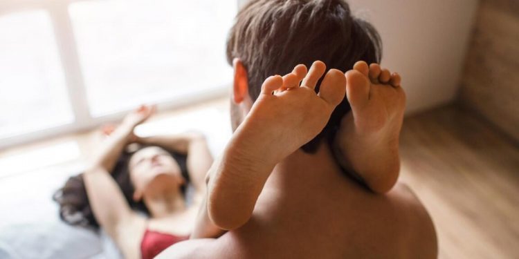 Seks Yapan Çift Yatakta Misyoner Pozisyonunu Deniyor ve Kadının Bacakları Erkeğin Omuzunda