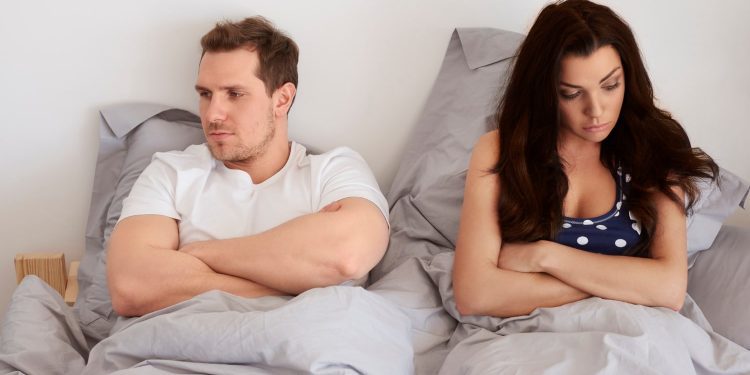 Cinsel İşlev Bozuklukları Problemi olan Çift Yatakta Mutsuz Oturuyor