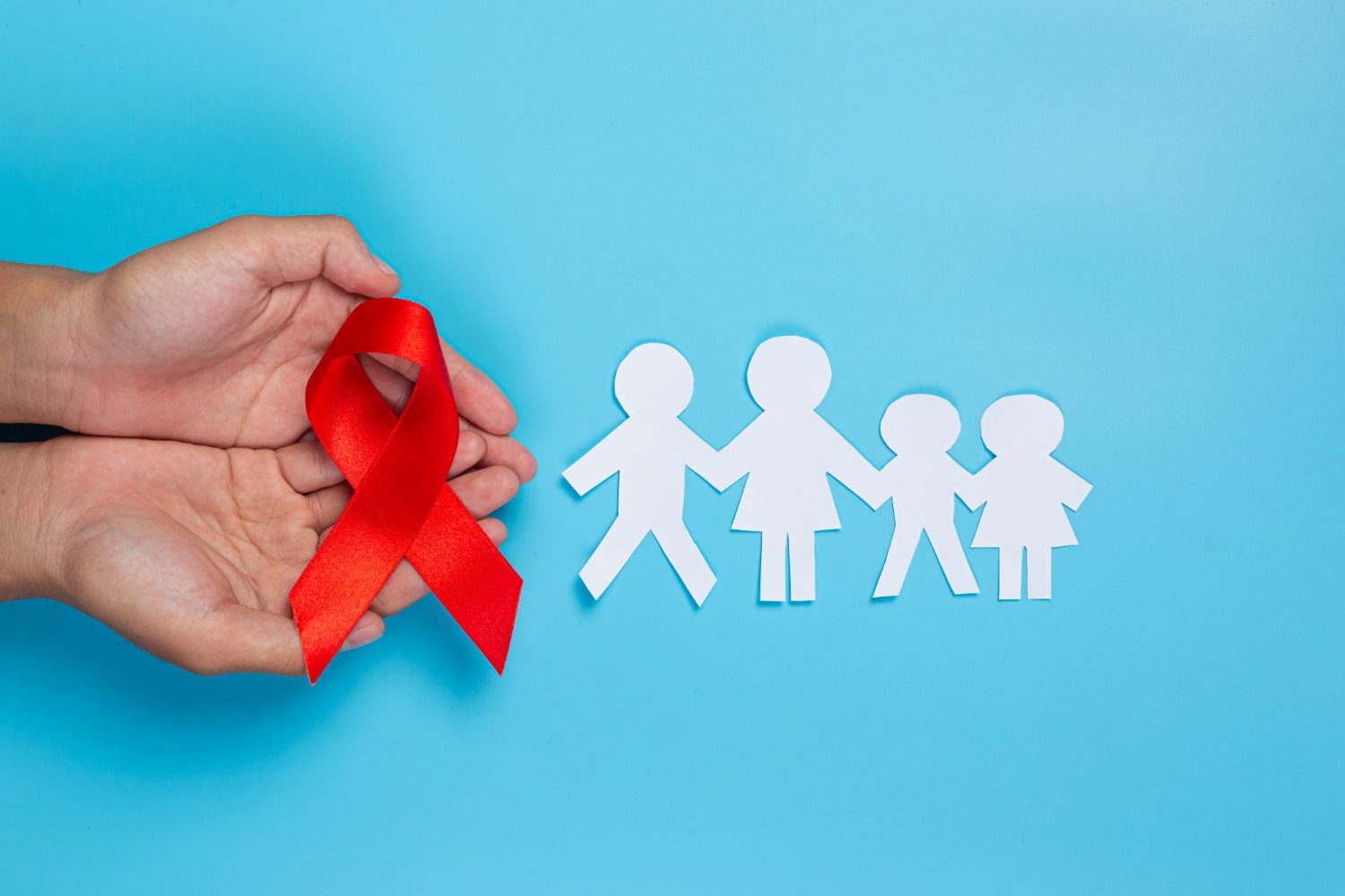 HIV (Aids) Elinde Kırmızı Kurdele Tutan Kadın ve Kağıttan Çocuk Figürleri