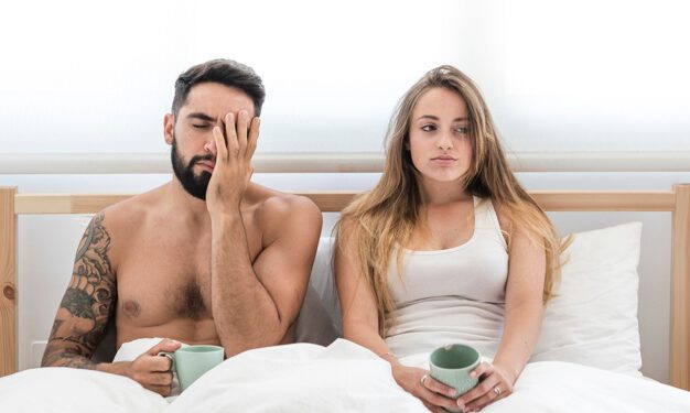 kötü geçen seks sonrası yatakta oturan üzgün çift
