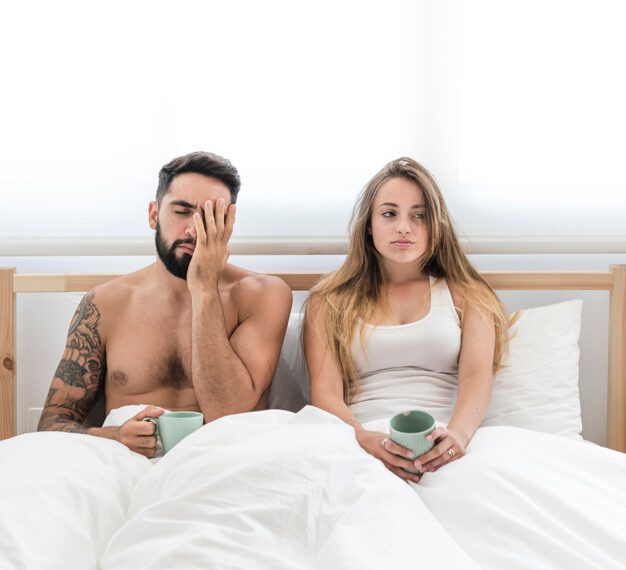 kötü geçen seks sonrası yatakta oturan üzgün çift