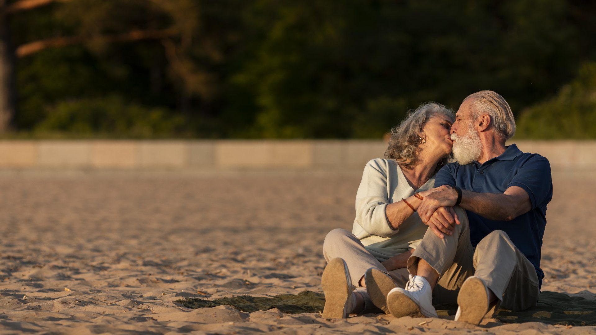 kumsalda öpüşen yaşlı çiftler