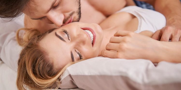 Yatakta Öpülmekten Zevk Alan Kadını Partneri Öpüyor