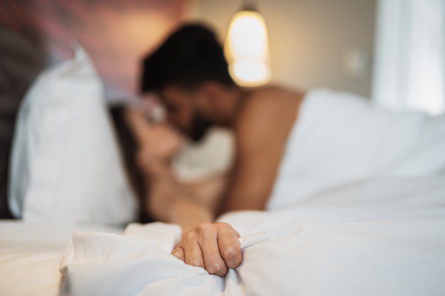 yatakta seks yapan çift ve orgazm olan kadın