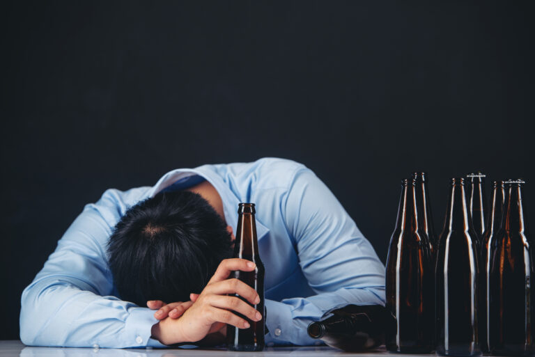 Alkol Bağımlılığı: Belirtileri, Nedenleri ve Tedavi Yöntemleri
