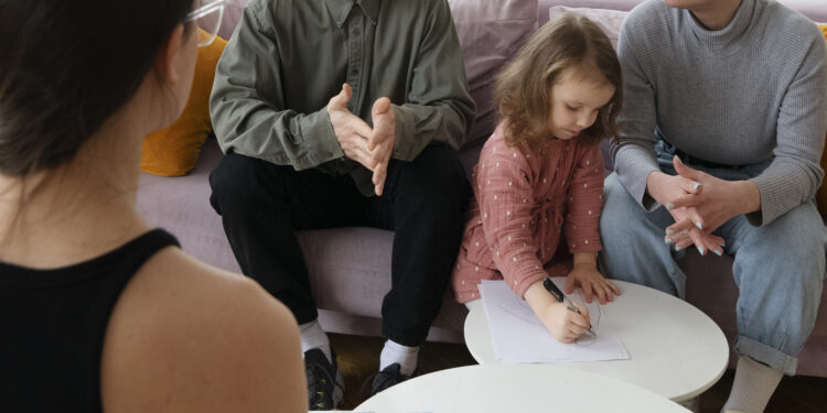 Çift Terapisi Seanslarında Neler Konuşulur? 1 parents kid doing therapy