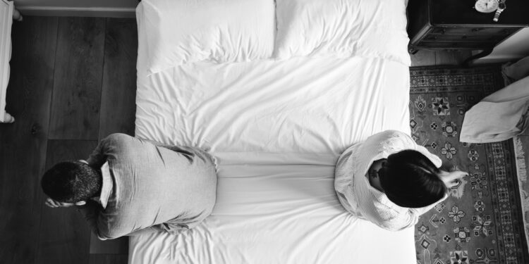 Cinsel Terapi Süreci Nasıl İşler? Adım Adım Rehber 1 Interracial couple sitting back to back on the bed